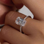 Anel de Moissanite Corte Emerald 4 Quilates com Halo em Prata 925, Moissanite Cor D VVS1 Certificada — Monlí