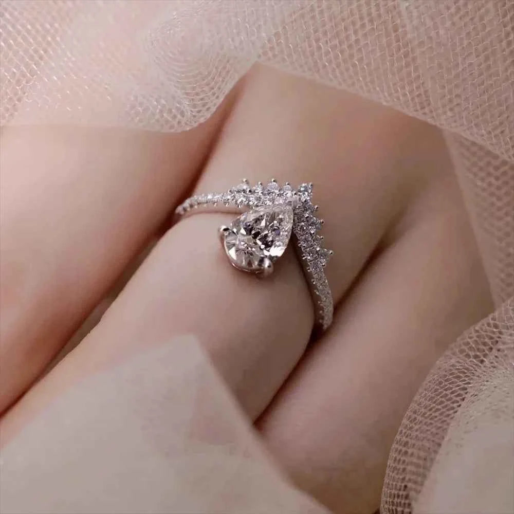 Anel de Moissanite Gota 1.5ct em Prata 925, Design Coroa, Moissanite Cor D VVS1 Certificada — Monlí