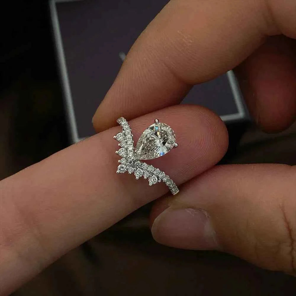 Anel de Moissanite Gota 1.5ct em Prata 925, Design Coroa, Moissanite Cor D VVS1 Certificada — Monlí