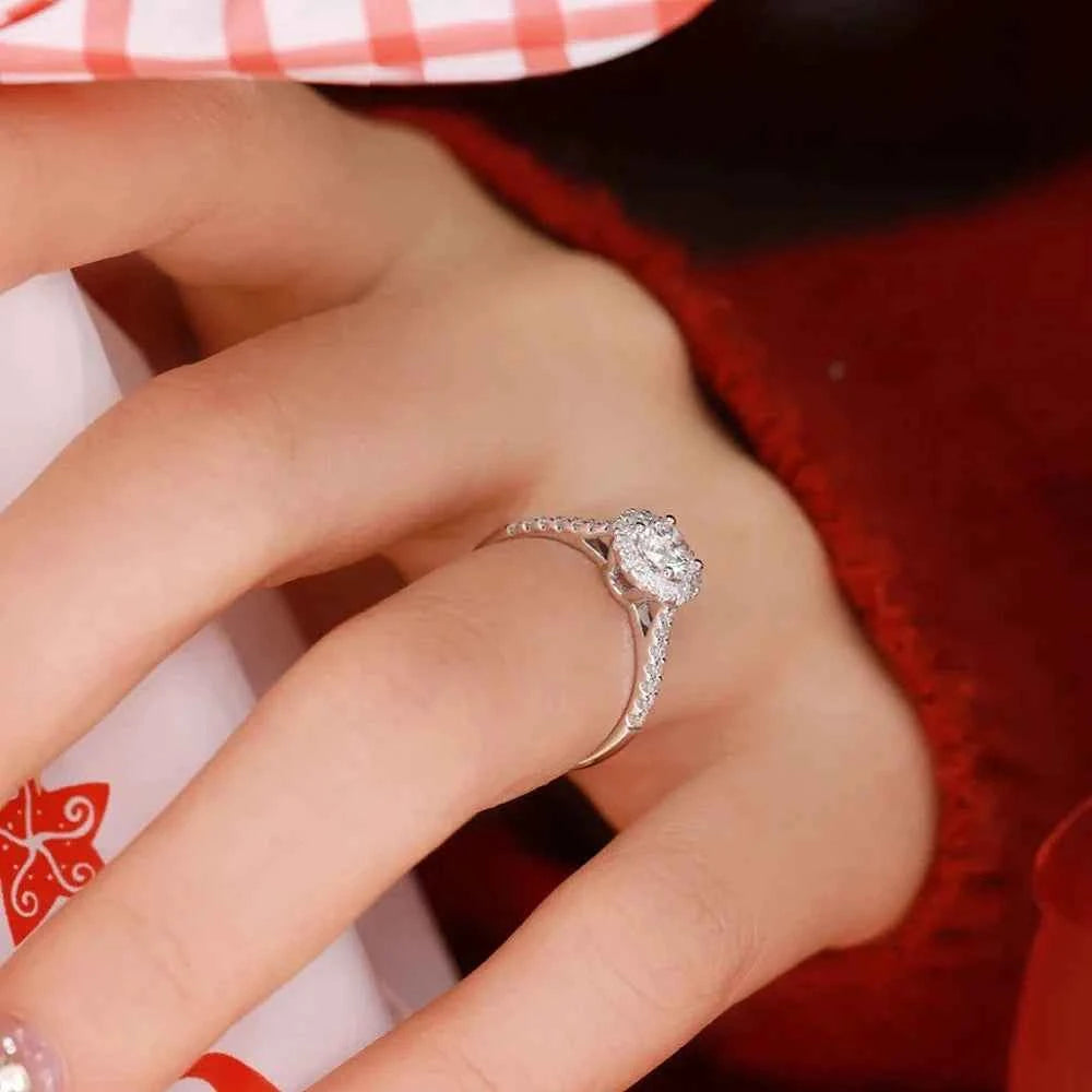 Anel de Moissanite Halo 0.5ct ou 1ct em Prata 925, Moissanite Cor D VVS1 Certificada — Monlí