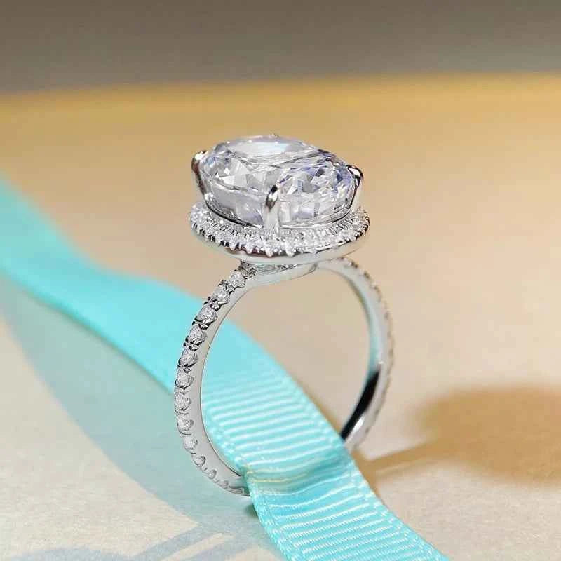 Anel de Moissanite Oval 8ct com Halo em Prata 925 Banhada a Ouro 18k, Moissanite Cor D VVS1 Certificada — Monlí