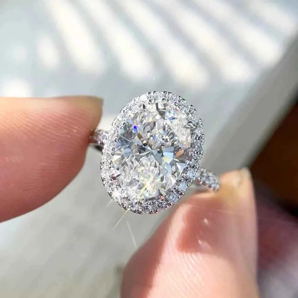 Anel de Moissanite Oval 8ct com Halo em Prata 925 Banhada a Ouro 18k, Moissanite Cor D VVS1 Certificada — Monlí