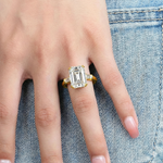 Anel de Moissanite em Prata 925 com Banho de Ouro 14k - Lapidação Emerald 10 Quilates (10×14mm) e Moissanite Cor D VVS1 Certificada