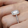 Anel Halo Moissanite Corte Esmeralda 1 e 2 Quilates Cravejado em Prata 925 com Ródio e Moissanite Cor D VVS1 Certificada