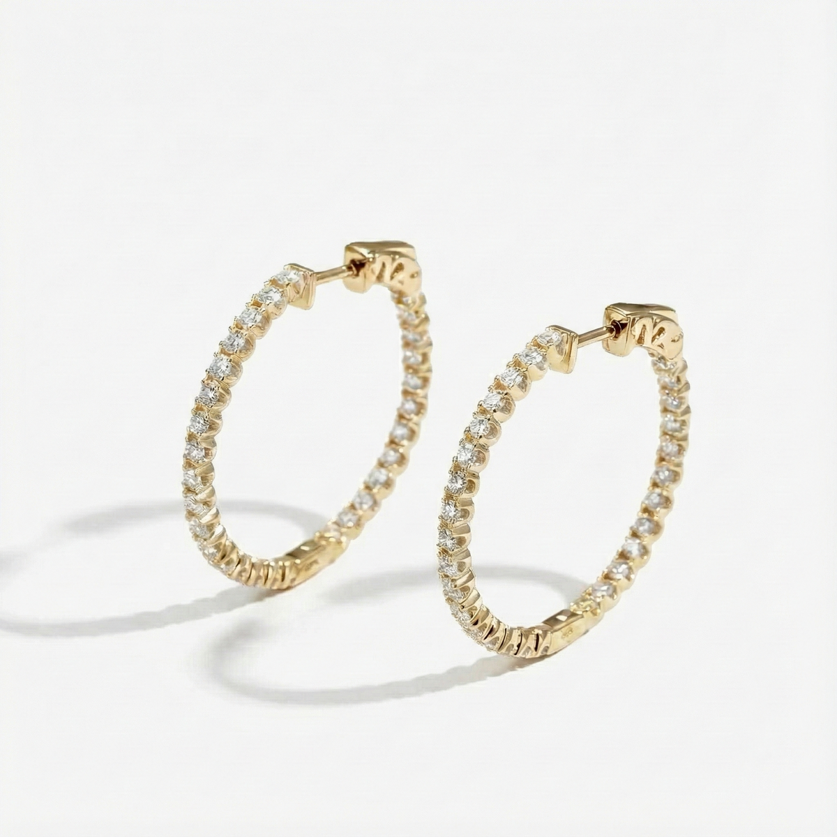 Argolas de Moissanite Brilhante 2mm em Prata 925 — Brinco Argola Feminino Certificado GRA Cor D VVS1, Design Clássico e Elegante — Monlí