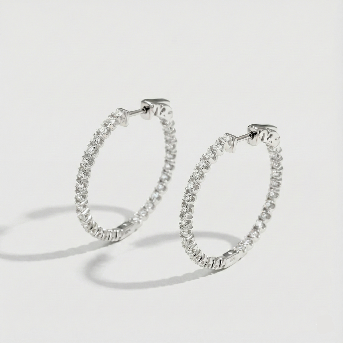 Argolas de Moissanite Brilhante 2mm em Prata 925 — Brinco Argola Feminino Certificado GRA Cor D VVS1, Design Clássico e Elegante — Monlí