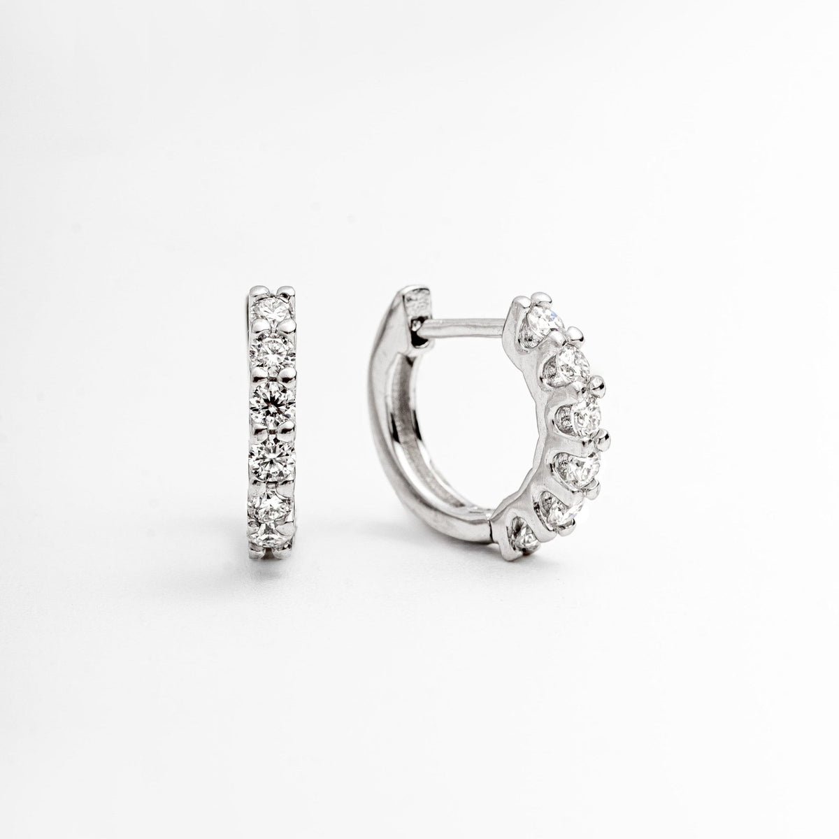 Brinco Argola Cravejada 0,3ct de Moissanite Brilhante, Prata 925 com Ródio, Moissanite Cor D VVS1 Certificada - Monlí