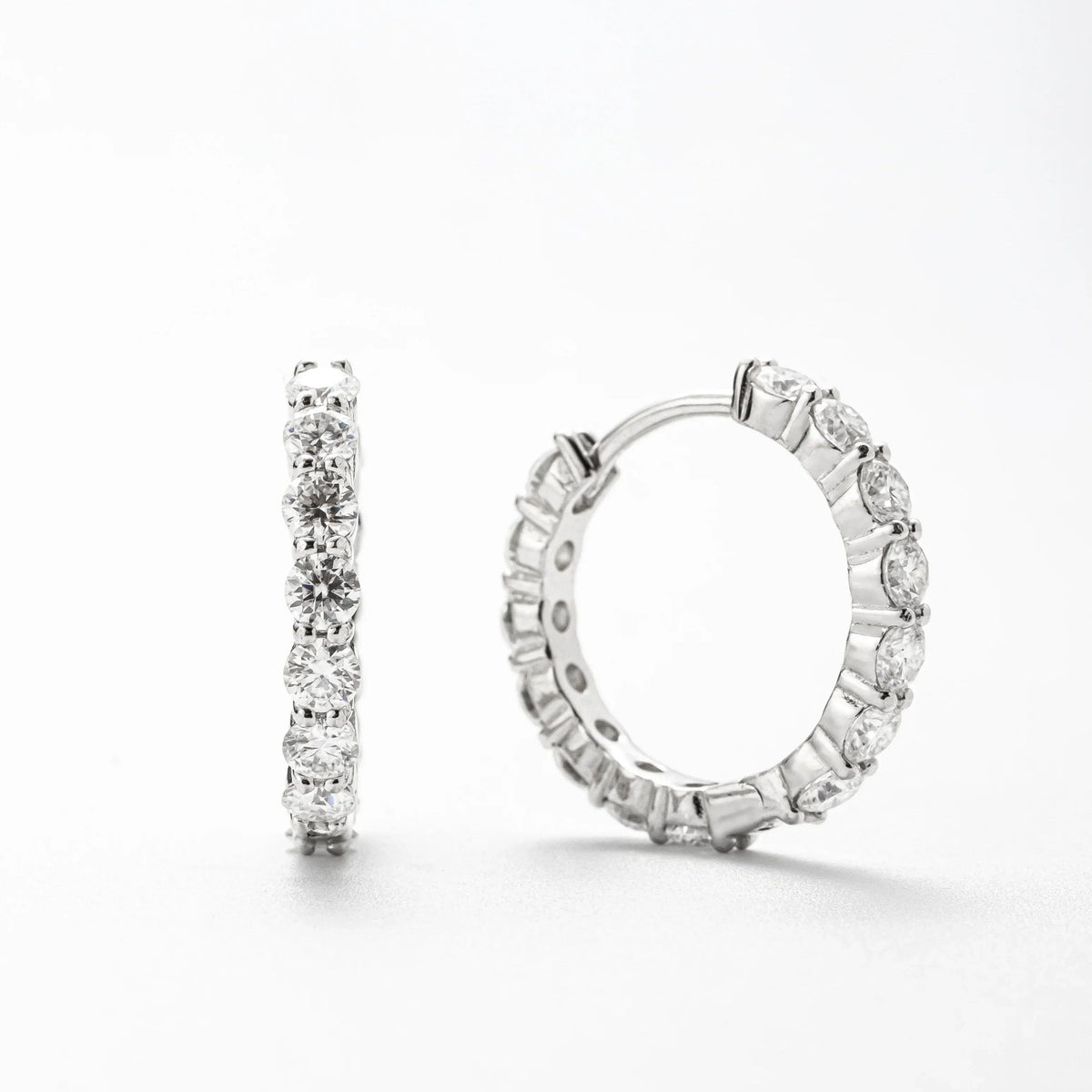 Brinco Argola Cravejada 2,8ct de Moissanite Brilhante Cravejado, Prata 925 com Ródio, Moissanite Cor D VVS1 Certificada - Monlí