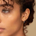 Brinco Argola Torcida com Moissanite Brilhante 2,5mm em Prata 925, Moissanite Cor D VVS1 Certificada — Monlí