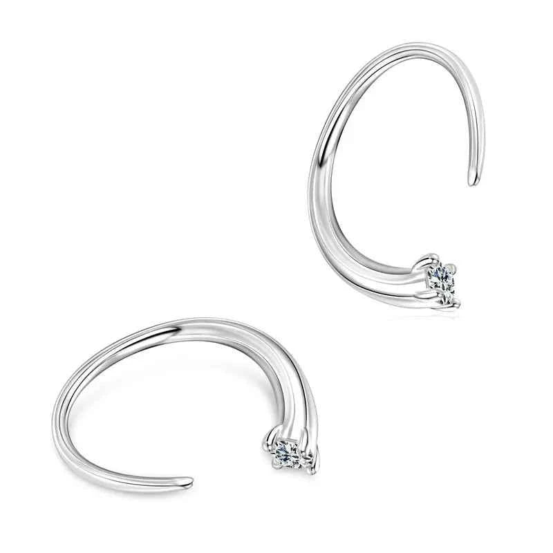 Brinco Argola Torcida com Moissanite Brilhante 2,5mm em Prata 925, Moissanite Cor D VVS1 Certificada — Monlí