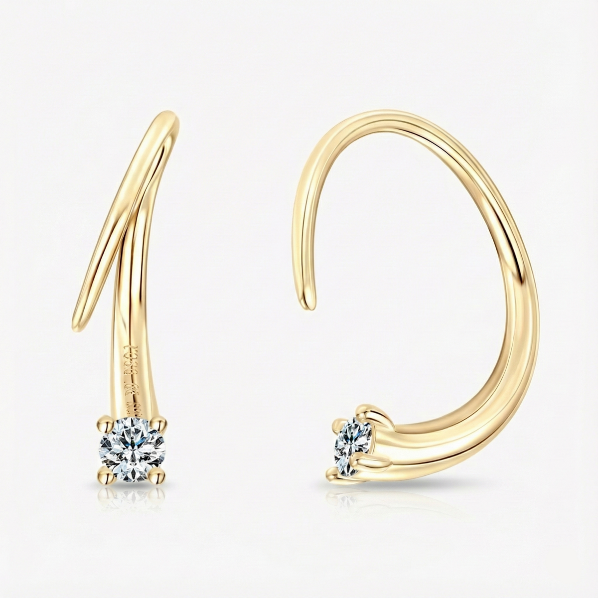 Brinco Argola Torcida com Moissanite Brilhante 2,5mm em Prata 925, Moissanite Cor D VVS1 Certificada — Monlí