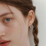 Brinco Argola Torcida com Moissanite Brilhante 2,5mm em Prata 925, Moissanite Cor D VVS1 Certificada — Monlí