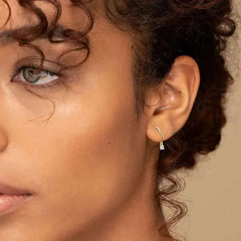 Brinco Argola Torcida com Moissanite Brilhante 2,5mm em Prata 925, Moissanite Cor D VVS1 Certificada — Monlí