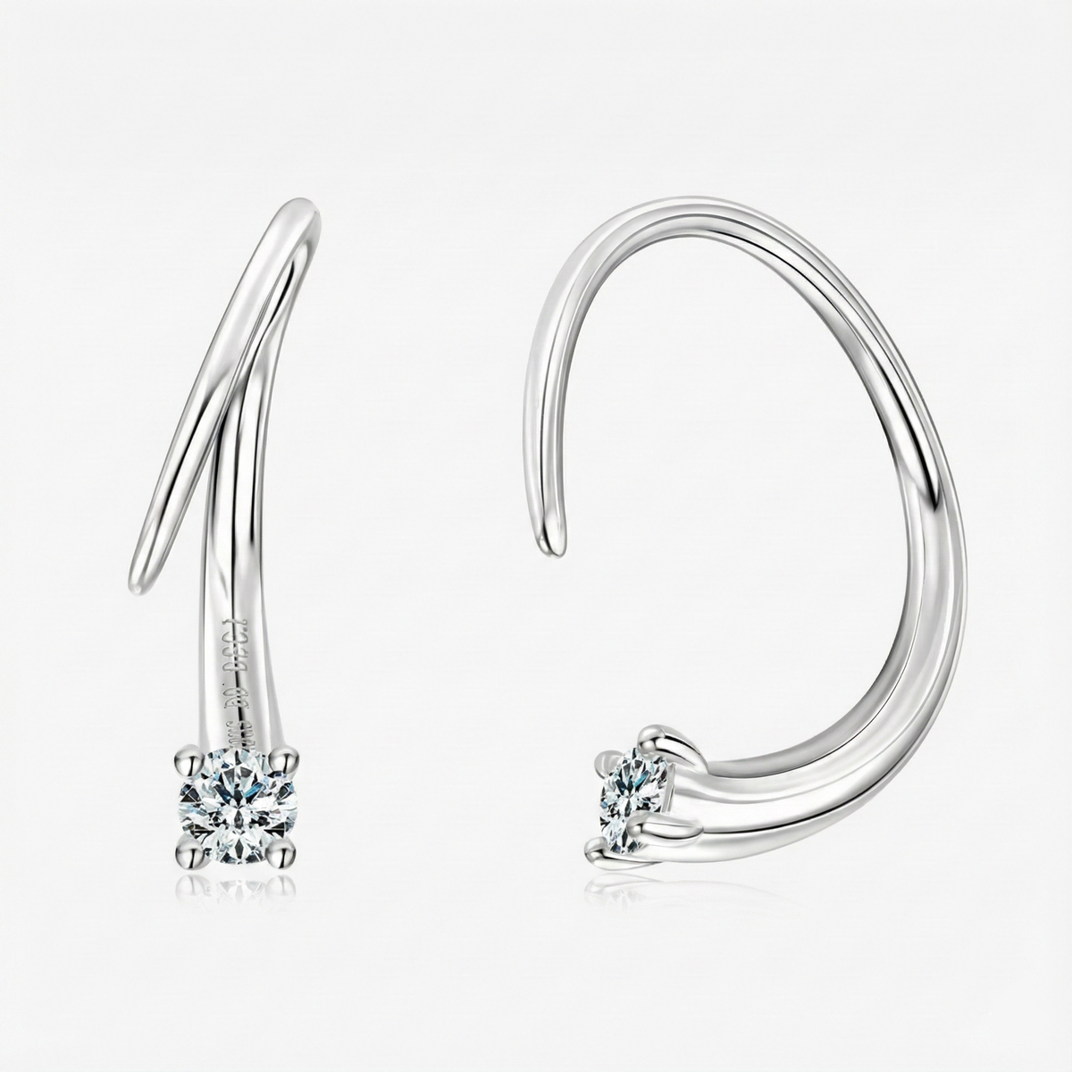 Brinco Argola Torcida com Moissanite Brilhante 2,5mm em Prata 925, Moissanite Cor D VVS1 Certificada — Monlí