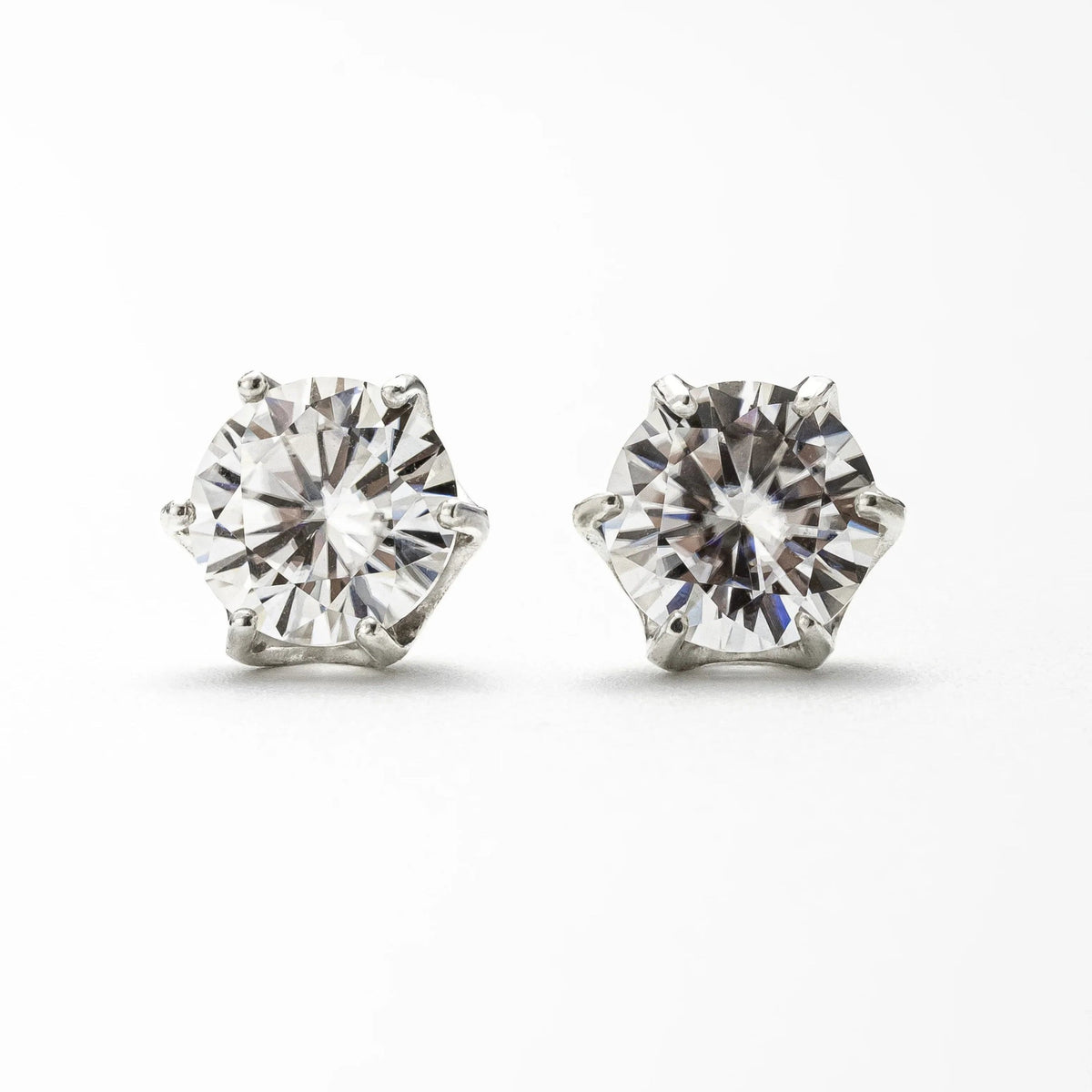 Brinco Ponto de Luz 2ct de Moissanite Brilhante com 6 Garras, Prata 925 com Ródio, Moissanite Cor D VVS1 Certificada - Monlí