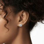 Brinco Ponto de Luz Cushion de Moissanite, 0,5ct (5mm) ou 1ct (6,5mm), Prata 925 com Banho de Ouro Branco 18k, Moissanite Cor D VVS1 Certificada - Monlí