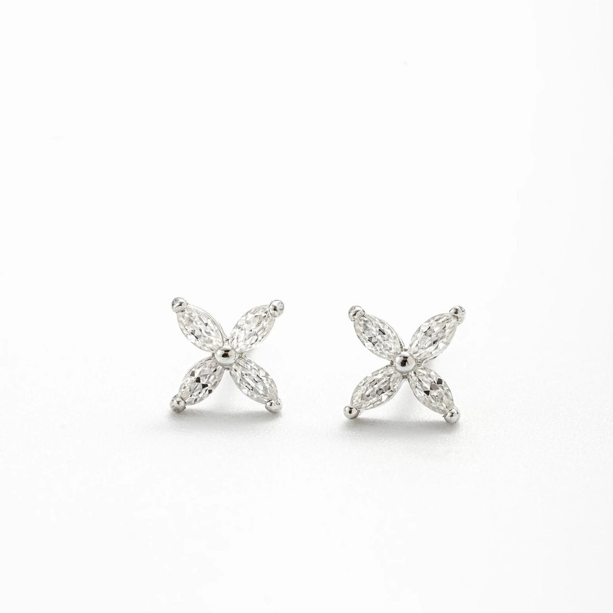 Brinco Flor 0,4ct de Moissanite Lapidação Navette, Prata 925 com Ródio, Moissanite Cor D VVS1 Certificada - Monlí