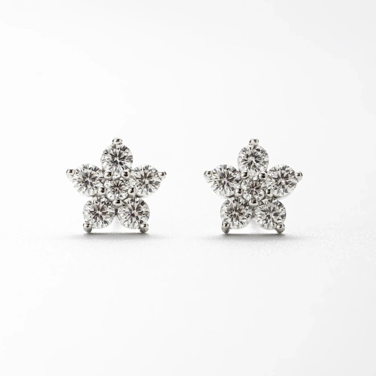 Brinco Flor 0,6ct de Moissanite Gota Cravejado, Prata 925 com Ródio, Moissanite Cor D VVS1 Certificada - Monlí