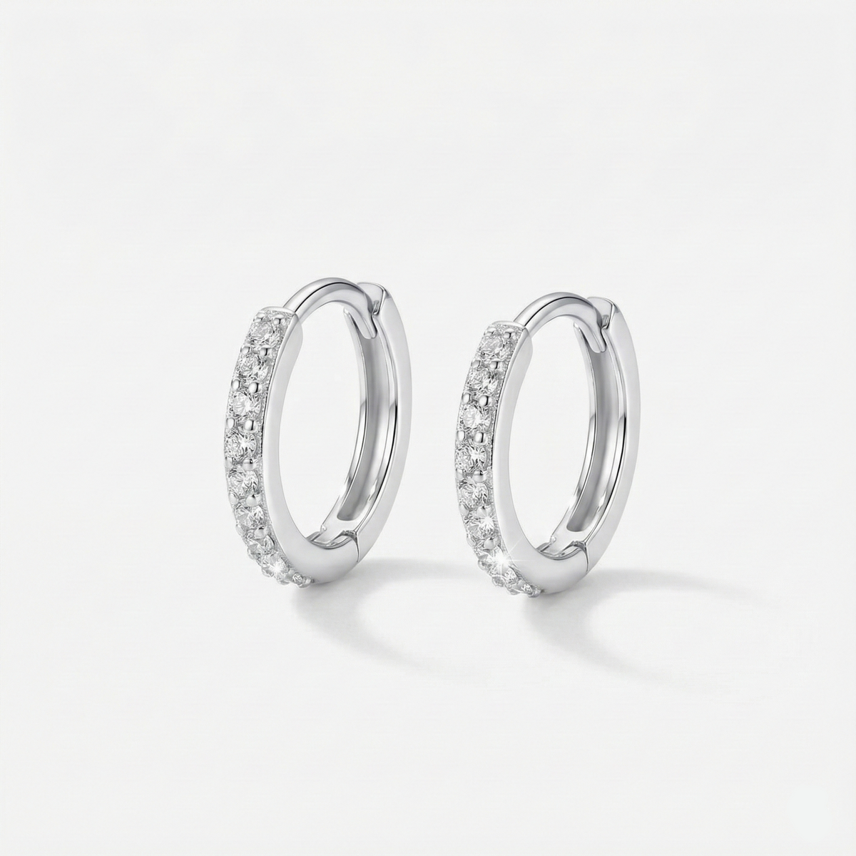 Brinco de Argola com Moissanite Brilhante em Prata 925, Moissanite Cor D VVS1 Certificada — Monlí