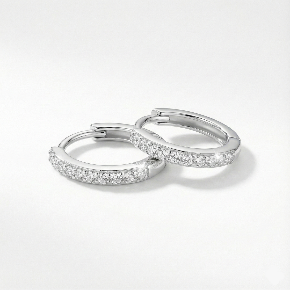 Brinco de Argola com Moissanite Brilhante em Prata 925, Moissanite Cor D VVS1 Certificada — Monlí