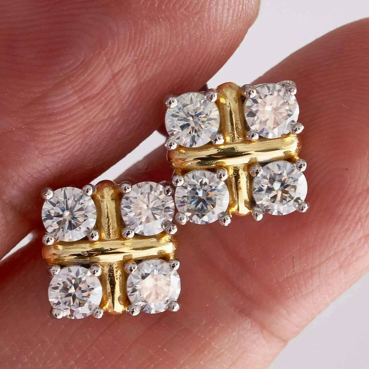 Brincos Ponto de Luz Moissanite 3mm – Prata 925 com Ouro 18k – Certificação GRA – Monlí