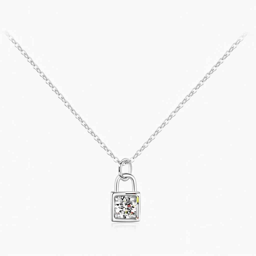 Colar Pingente Moissanite 0,5ct Cadeado, Prata 925 com Ródio e Moissanite Cor D VVS1 Certificada