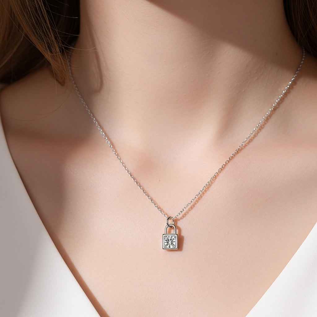 Colar Pingente Moissanite 0,5ct Cadeado, Prata 925 com Ródio e Moissanite Cor D VVS1 Certificada
