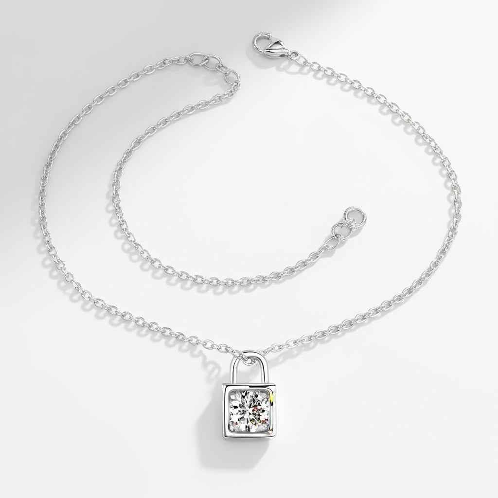 Colar Pingente Moissanite 0,5ct Cadeado, Prata 925 com Ródio e Moissanite Cor D VVS1 Certificada