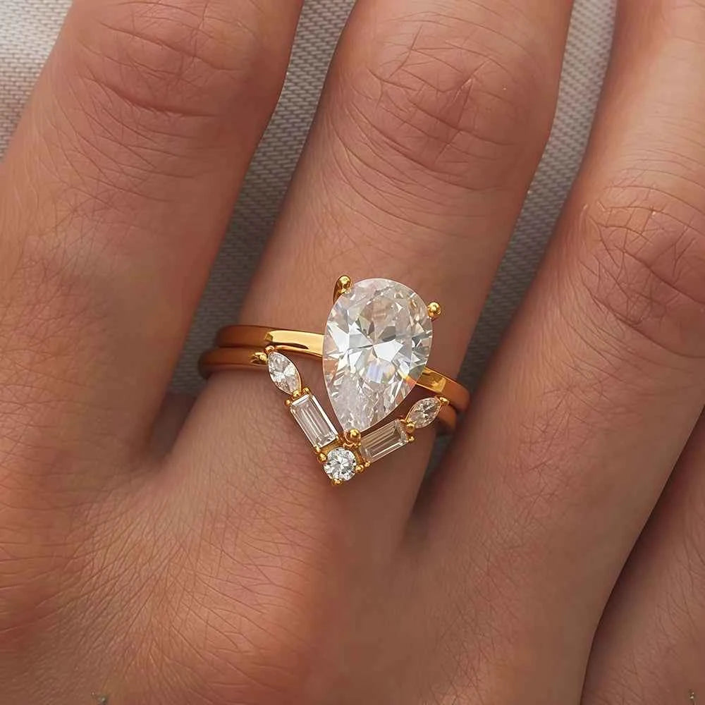 Conjunto Anel de Moissanite Gota 4ct em Prata 925 com Banho de Ouro 18K, Moissanite Cor D VVS1 Certificada — Monlí