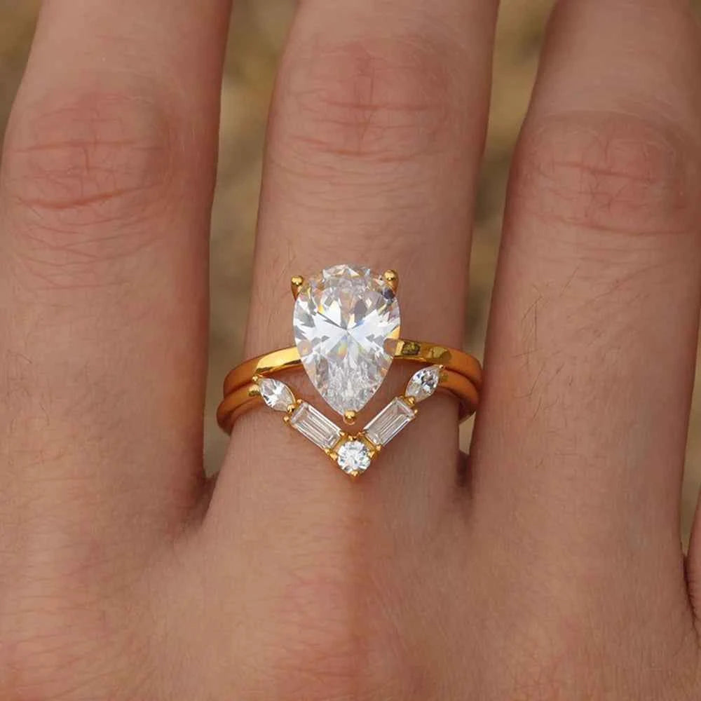 Conjunto Anel de Moissanite Gota 4ct em Prata 925 com Banho de Ouro 18K, Moissanite Cor D VVS1 Certificada — Monlí