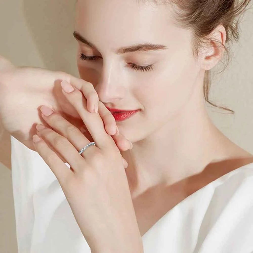 Anel Cravejado Completo em Moissanite Brilhante 1.5mm em Prata 925 com Banho de Ouro Branco 18K, Moissanite Cor D VVS1 Certificada — Monlí