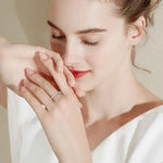 Anel Cravejado Completo em Moissanite Brilhante 1.5mm em Prata 925 com Banho de Ouro Branco 18K, Moissanite Cor D VVS1 Certificada — Monlí