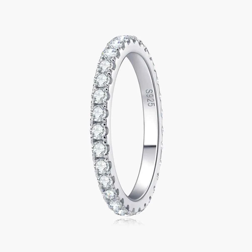 Anel Cravejado Completo em Moissanite Brilhante 1.5mm em Prata 925 com Banho de Ouro Branco 18K, Moissanite Cor D VVS1 Certificada — Monlí